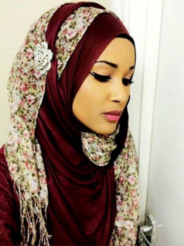  Hijab Berlapis (Foto: Boldsky.com)