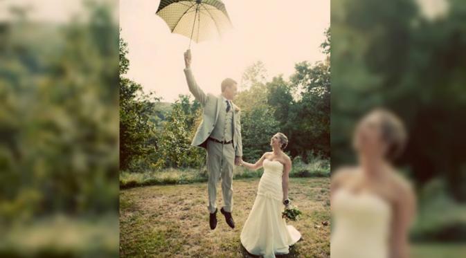 Foto pernikahan unik terinspirasi film Disney, Marry Poppins. (sumber: Cramer Photography)