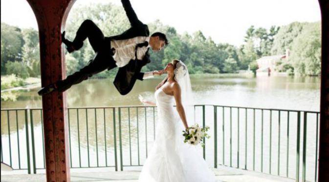 Foto pernikahan unik terinspirasi karakter komik Marvel, Spider-Man. (sumber: JR Pena Photography)