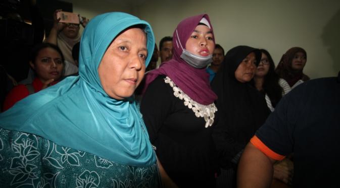 Puluhan pihak keluarga Enno Parihah mengamuk usai hakim mengetuk hukuman 10 tahun penjara kepada RAL (Liputan6.com/Pramita)