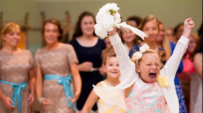 Foto pernikahan unik seorang anak kecil mengekspresikan kebahagiannya. (sumber: Emily Ferguson Photography)