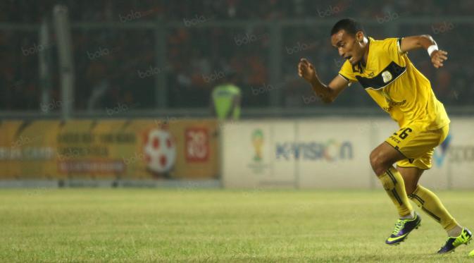 Rizky Ripora, Barito Putra mewaspadai serangan balik Perseru. (Bola.com/Nicklas Hanoatubun)