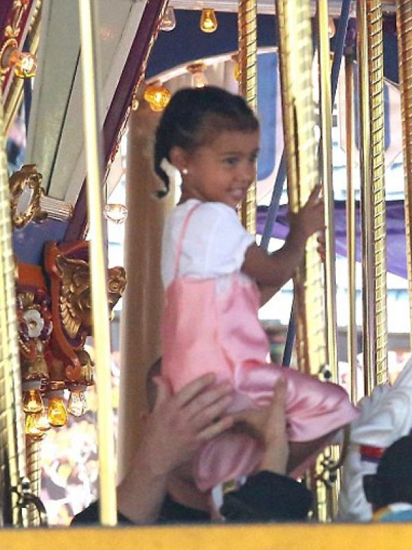 Kim Kardashian mengajak anaknya North ke Disneyland untuk merayakan ulang tahun