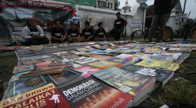 Sejumlah anggota Rumah Baca Komunitas (RBK) menggelar perpustakaan keliling di Alun-Alun Selatan Yogyakarta, 14 Juni 2016. Perpustakaan Jalanan RBK buka sore sambil Ngabuburead sampai jelang berbuka puasa. (Liputan6.com/Boy Harjanto)