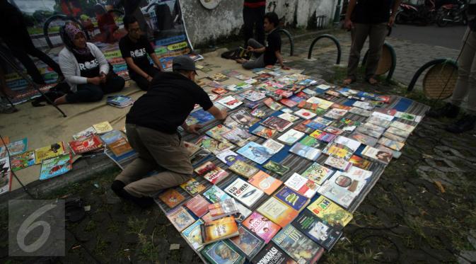 Perpustakaan keliling yang didirikan komunitas Rumah Baca Komunitas (RBK) di Alun-Alun Selatan Yogyakarta, 14 Juni 2016. Perpustakaan Jalanan RBK buka sore sambil Ngabuburead sampai jelang berbuka puasa. (Liputan6.com/Boy Harjanto)