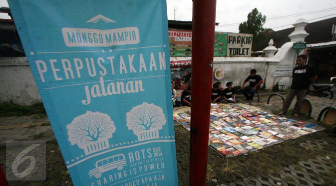 Perpustakaan keliling yang didirikan komunitas Rumah Baca Komunitas (RBK) di Alun-Alun Selatan Yogyakarta, 14 Juni 2016. Perpustakaan Jalanan RBK buka sore sambil Ngabuburead sampai jelang berbuka puasa. (Liputan6.com/Boy Harjanto)