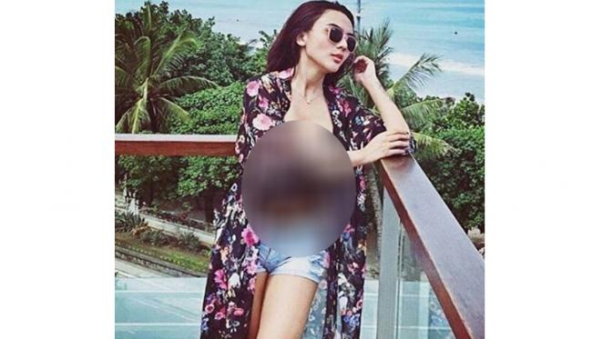 Pose seksi Anggita Sari membuat netizen hampir membatalkan puasanya. (Instagram)
