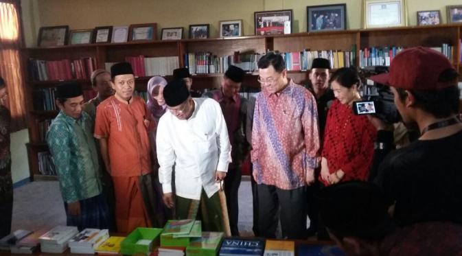 Pada kesempatan itu, Dubes Feng juga memberikan santunan berupa 100 buku bacaan tentang kebudayaan China (Liputan6.com).