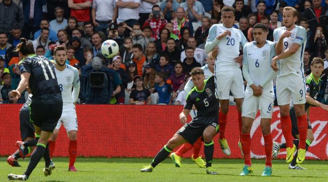 Bomber tim nasional Wales, Gareth Bale, saat melepaskan tendangan bebas yang berujung gol ke gawang Inggris pada matchday kedua Grup B Piala Eropa 2016, di Stade Bollaert-Delelis, Lens, Kamis (16/6/2016). (AFP/Denis Charlet).
