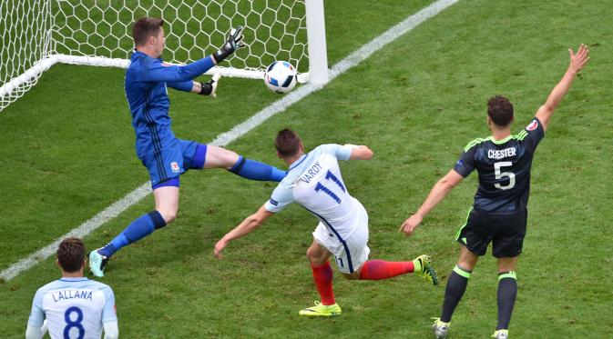 Gol Jamie Vardy ke gawang Wales yang berbau offside membuat kedudukan menjadi imbang (pada laga Euro 2016 grup B di Stadion Bollaert-Delelis, Lens, Kamis (16/6/2016). (AFP/Philippe Huguen)