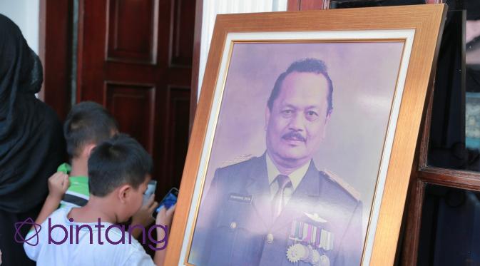 "Ayah tuh pribadi yang menyenangkan. Dia seorang militer, beliau rajin juga mengerjakan pekerjaan rumah tangga," ucap Marini mengenang sosok ayahanda saat ditemui Bintang.com di rumah duka. (Adrian Putra/Bintang.com)