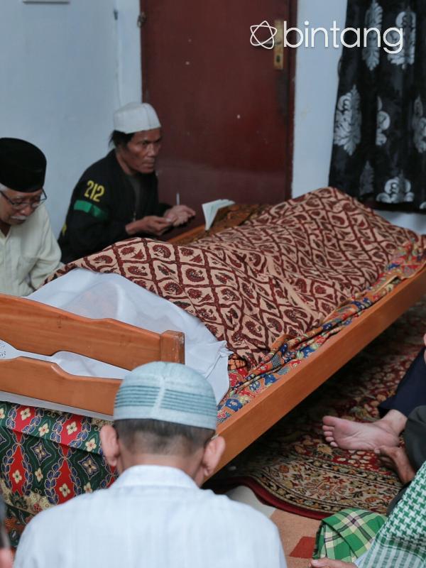 Rencananya, jenazah ayah Marini Zumarnis, H. Zumarnis Zein akan dikebumikan hari ini Jumat, (17/6/2016) setelah shalat Jumat di TPU, Karet Bivak, Jakarta Pusat. (Adrian Putra/Bintang.com)