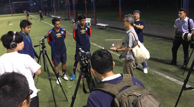 Hanif Sjahbandi dan Bagas Adi Nugroho saat diwawancarai media Jepang seusai menjalani latihan bersama tim U-18 FC Tokyo. (Bola.com/Facebook FC Tokyo)