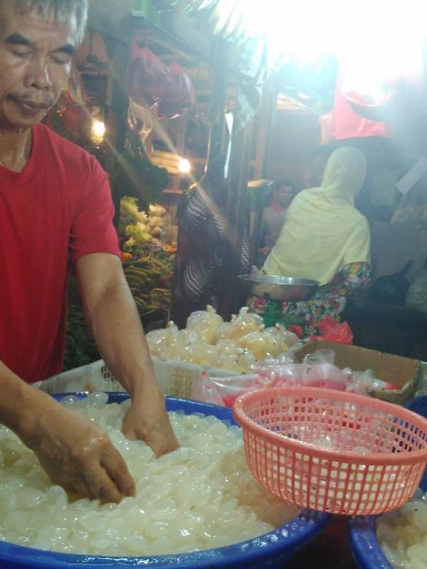 Aep (50), pedagang kolang kaling asal Garut di pasar Senen mengungkapkan, harga bahan baku kolak dan es campur ini mengalami kenaikan Rp 5 ribu per Kg. (Foto: Fiki Ariyanti/Liputan6.com)