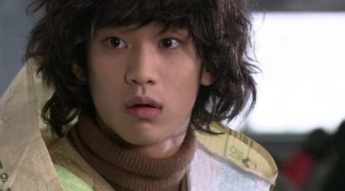 Kim Soo Hyun saat berperan sebagai Song Sam Dong di Dream High (2011) dengan gaya rambut yang aneh.
