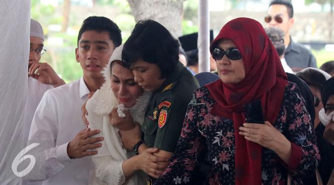 Marini Zumarnis terlihat menangis di acara pemakaman ayahnya, Zumarnis Zein di TPU Karet Bivak, Jakarta, Jumat (17/6/2016). [Foto: Herman Zakharia/Liputan6.com]