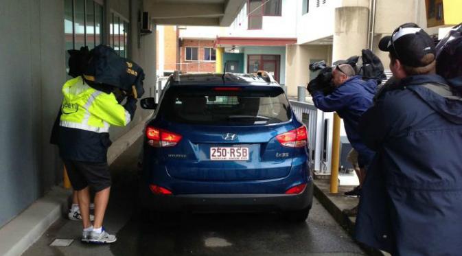 John Chardon dibawa ke Brisbane watch house pada pukul 10.00 pagi (ABC News/James Kelly)