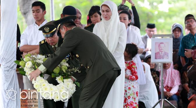 Pemakaman Alm. Ayahanda Marini Zumarnis (H. Zumarnis Zein) (Deki Prayoga/bintang.com)