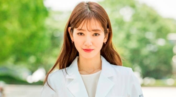 Park Shin Hye menjadi dokter di drama Doctors. (ONE TV)