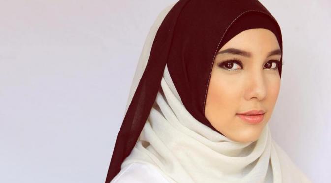 Tips agar nggak kepanasan meski pakai hijab. (via: records.asia)