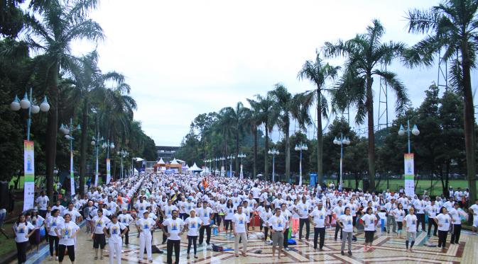 Ribuan orang memadati Plaza Selatan, Gelora Bung Karno, Jakarta dalam perayaan Hari Yoga Internasional. (Foto: Kedubes India untuk Indonesia)