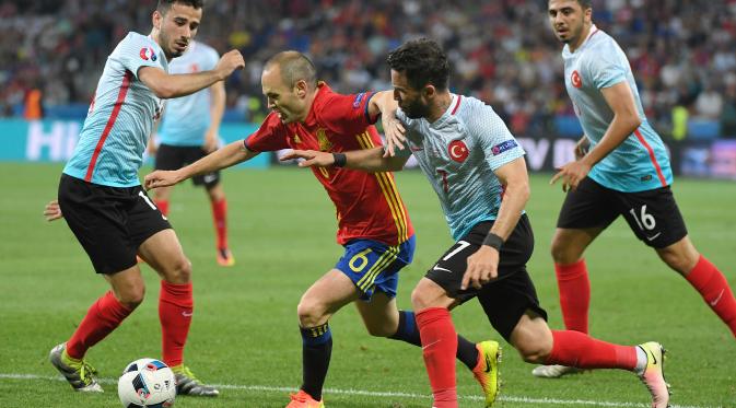 Gelandang tim nasional Spanyol, Andres Iniesta (tengah), saat berupaya melewati kawalan para pemain Turki, pada matchday kedua Grup E Piala Eropa 2016, di Stade Allianz Riviera, Jumat (17/6/2016). (AFP/Boris Horvat).