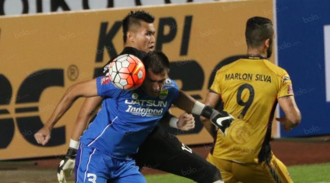 Pemain Persib, Vujovic berebut bola dengan kiper Mitra Kukar, Shahar Ginanjar pada laga Torabika SC 2016 di Stadion Gelora Bandung Lautan Api, Sabtu (18/6/2016). (Bola.com/Nicklas Hanoatubun)