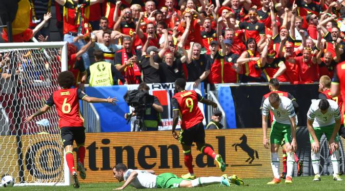 Ekspresi striker Belgia, Romelu Lukaku, usai membobol gawang Irlandia pada pertandingan kedua Grup E Piala Eropa 2016,  di Nouveau Stade de Bordeaux, Sabtu (18/6/2016). (AFP/Loic Venance). 