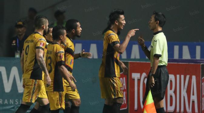 Para Pemain Mitra Kukar wajib menahan diri dari segala bentuk provokasi dari kubu lawan yang terkenal dengan permainan keras. (Bola.com/Nicklas Hanoatubun)