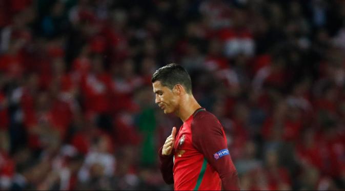 Penyerang Portugal Cristiano Ronaldo  berjalan usai pertandingan lanjutan piala Eropa 2016 grup F di Parc des Princes, Prancis, (19/6). Portugal bermain imbang 0-0 dengan Austria. (Reuters/Christian Hartmann).