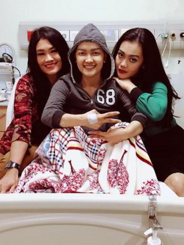 Julia Perez bersama keluarga di rumah sakit (Instagram/@juliaperrezz)