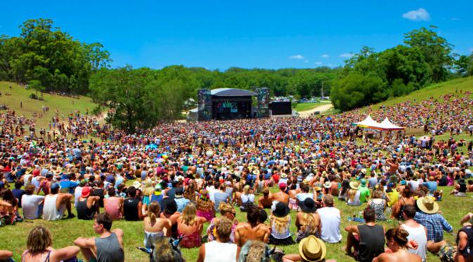 Berpiknik santai sambil menyaksikan artis tampil di atas panggung dalam ajang festival Splendour in the Grass di Australia. (Sumber: Pinterest)