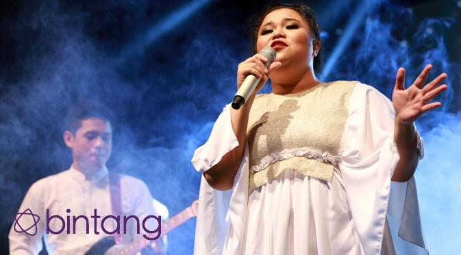 Shena Malsiana saat tampil di Ramadhan Jazz Festival 2016. (Deki Prayoga/Bintang.com)