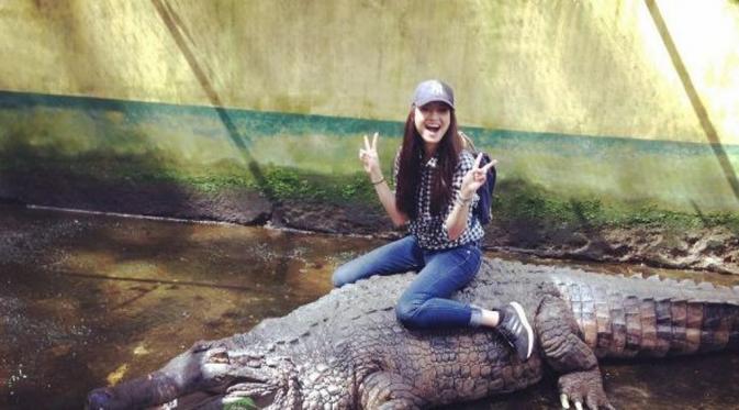 Raline Shah girang naik punggung Opa Croc  (Instagram)