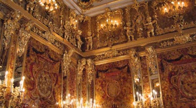Ruang Amber merupakan hadiah dari raja Fredrick Wihelm I dari Prussia kepada Kaisar Rusia Peter Agung, dipasangkan di Istana Catherinae pada abad ke-18 (News.com.au).