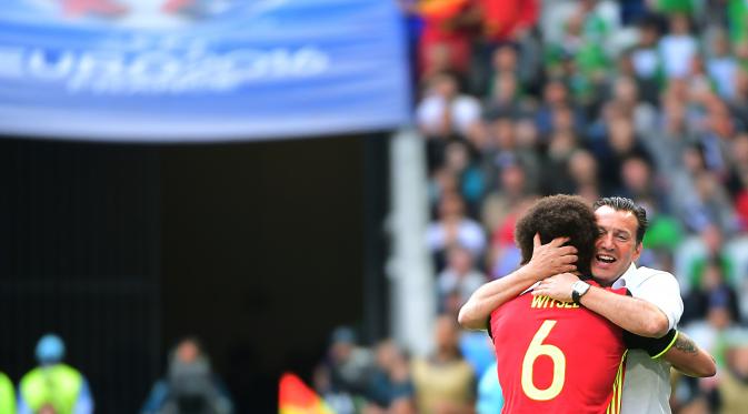 Gelandang tim nasional Belgia, Axel Witsel, saat berpelukan dengan pelatih Marc Wilmots usai pertandingan melawan Irlandia, di Bordeaux, Sabtu (18/6/2016). (AFP/Emmanuel Dunand).