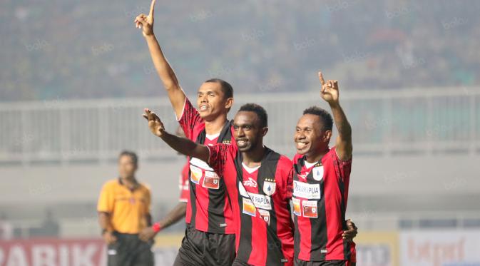 Persipura, mendominasi kompetisi elite sepak bola Tanah Air selama 11 tahun terakhir. (Bola.com/Nicklas Hanoatubun)