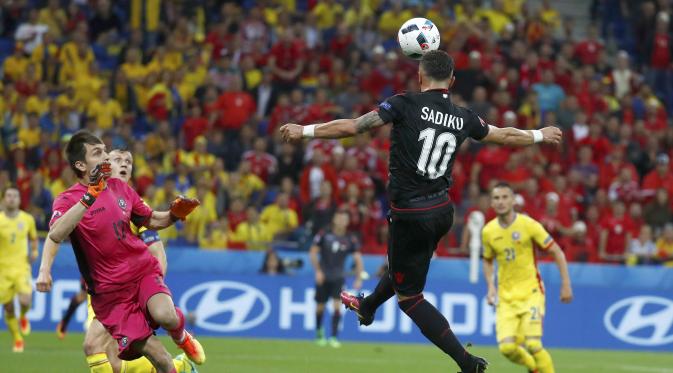 Ekspresi Armando Sadiku saat mencetak gol ke gawang Rumania pada laga Grup A Piala Eropa 2016. (AFP)