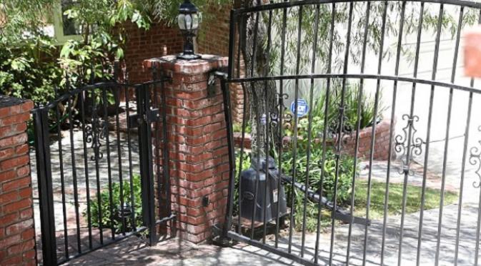 Gerbang Rumah Anton Yelchin, tempat kejadian tragis merenggut nyawa sang aktor. (via. Dailymail)