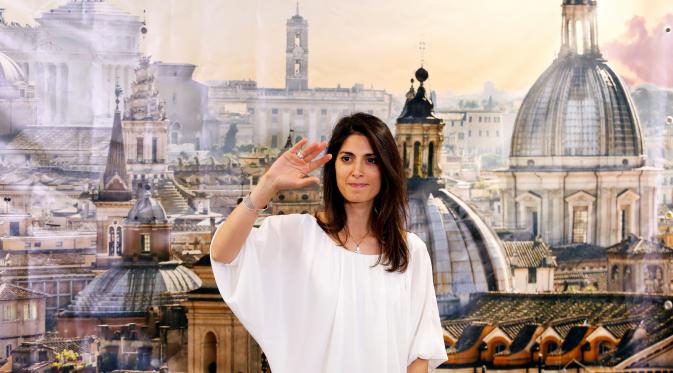 Wali Kota Roma yang baru terpilih, Virginia Raggi dari 5-Star Movement melambaikan tangan usai konferensi pers di Italia, Senin (20/6). Pertama kalinya dalam sejarah, seorang perempuan menjadi wali kota di Ibu Kota Italia tersebut. (REUTERS/Remo Casilli)