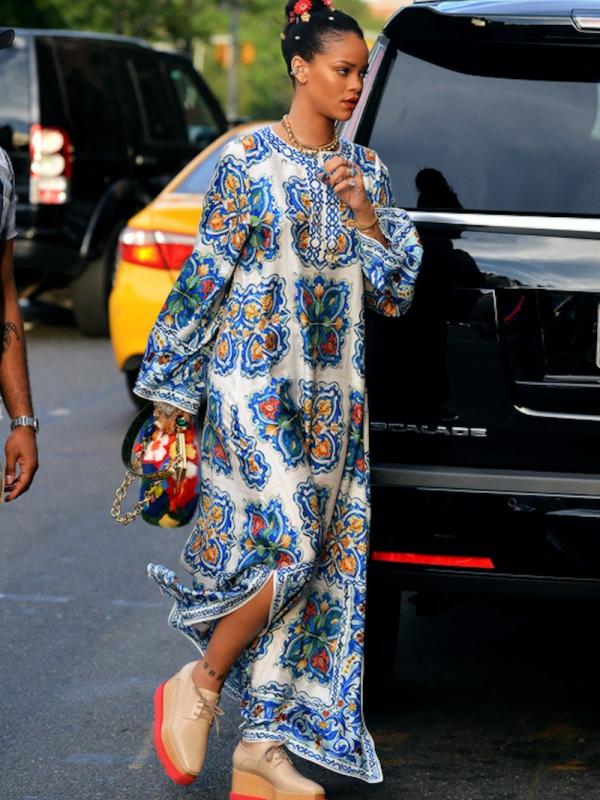 Rihanna memakai kaftan Dolce & Gabbana (Foto: arabia.style.com)