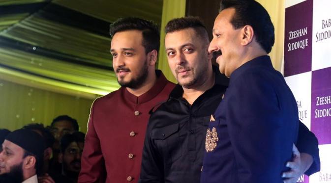 Salman Khan menghadiri acara buka puasa bersama dengan politisi Baba Siddique. [Foto: IndianExpress.com]