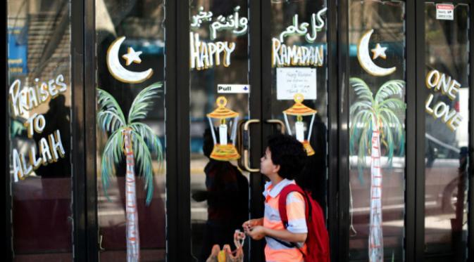 Hiasan restoran di Brooklyn. Ramadan melatih orang menang menghadapi tantangan. Jenis tantangan bagi remaja Muslim di New York kali ini terbilang unik. (Sumber New York Times) 