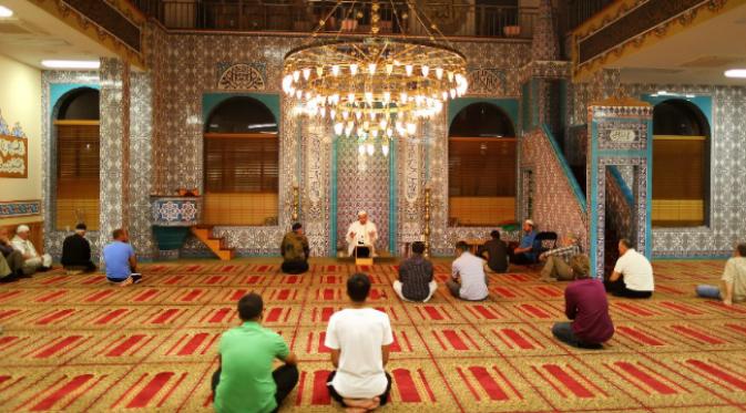 Mesjid Turki di Brighton Beach. Ramadan melatih orang menang menghadapi tantangan. Jenis tantangan bagi remaja Muslim di New York kali ini terbilang unik. (Sumber New York Times)