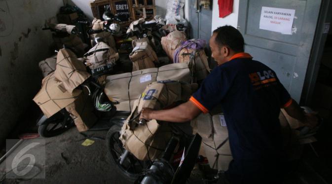 Petugas ekspedisi menata sepeda motor yang telah dibungkus di Stasiun Tugu, Yogyakarta, 19 Juni 2016. Dua pekan menjelang Lebaran, konsumen jasa pengiriman sepeda motor menggunakan kereta api semakin meningkat. (Liputan6.com/Boy Harjanto)