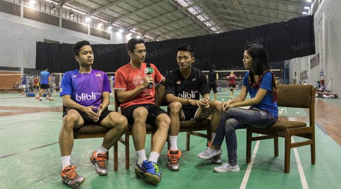 Jurnalis Bola.com, Yusmei Sawitri, saat mewawancarai pebulutangkis tunggal putra, Anthony Ginting (kiri), Jonatan Christie (kedua kiri) dan Ihsan Maulana (kedua kanan) di Pelatnas PBSI, Jakarta, Jumat (17/6/2016). (Bola.com/Vitalis Yogi Trisna)