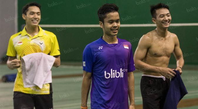 Pebulutangkis tunggal putra Indonesia, Anthony Ginting, Jonatan Christie (kiri) dan Ihsan Maulana (kanan) usai menjalani latihan di Pelatnas PBSI, Jakarta, Jumat (17/6/2016). (Bola.com/Vitalis Yogi Trisna)