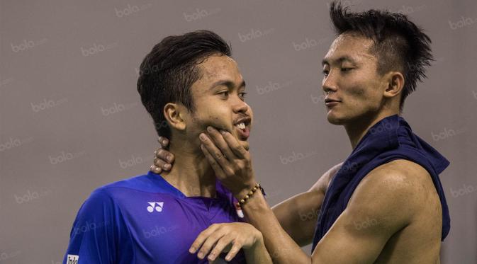 Pebulutangkis tunggal putra Indonesia, Anthony Ginting dan Ihsan Maulana (kanan) bercanda usai menjalani latihan di Pelatnas PBSI, Jakarta, Jumat (17/6/2016). (Bola.com/Vitalis Yogi Trisna)