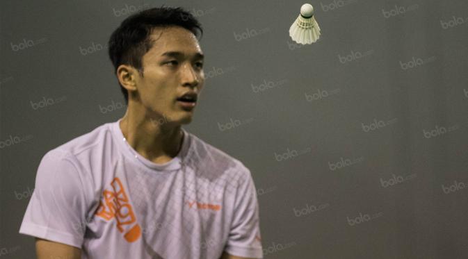 Pebulutangkis tunggal putra Indonesia, Jonatan Christie, menjalani latihan di Pelatnas PBSI, Jakarta, Jumat (17/6/2016). (Bola.com/Vitalis Yogi Trisna)