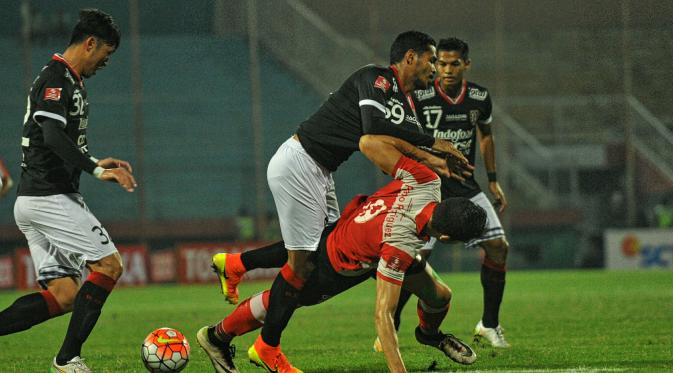 Pertahanan kokoh Bali United membuat skema menyerang Madura United mati kartu. (Bola.com/Fahrizal Arnas)
